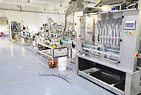 六頭臥式攪拌直線(xiàn)醬料灌裝機(jī)車(chē)間實(shí)拍